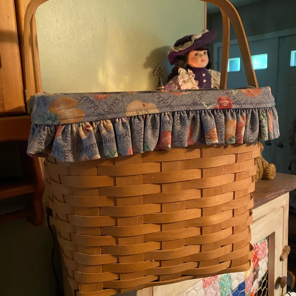 Grandma Bonnie 2 pie basket stamped with her signature in great shape